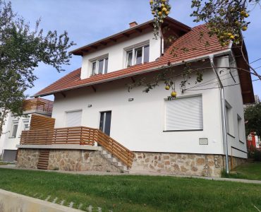 Három lakás felújítása és egy új építésű, nettó 115 m2 területű családi ház megépítése Budakeszin